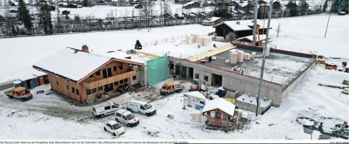 Das Racing Center Huble aus der Perspektive eines Skirennfahrers kurz vor der Zieleinfahrt. Das Lifthäuschen steht unbeirrt zwischen den Neubauten und hat seinen Platz behalten. FOTO: MARCO MINNING Das Racing Center Huble aus der Perspektive eines Skirennfahrers kurz vor der Zieleinfahrt. Das Lifthäuschen steht unbeirrt zwischen den Neubauten und hat seinen Platz behalten. FOTO: MARCO MINNING