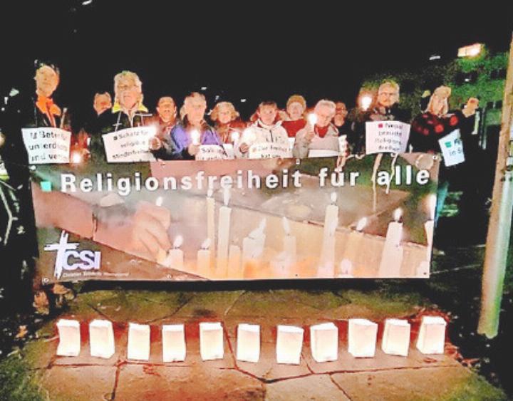 Zeichen setzen: Mahnwache für Glaubensverfolgte in Zweisimmen. FOTO: ZVG