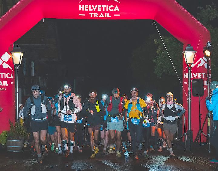 Früh am Morgen starten die Läufer für den 100km Grand Raid Sherpa. FOTO: ZVG