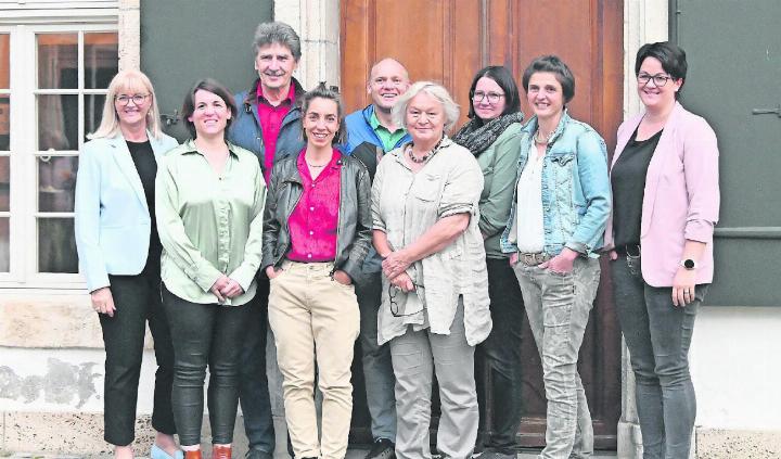 Das gesamte Team der Maternité Alpine: Anne Speiser (Präsidentin), Tabitha Perreten, Hans Schär, Susanne Reber (Co-Betriebsleiterin), Martin Hefti (Vizepräsident), Marianne Haueter, Alexandra Schläppi, Ursula Michel, Andrea Linder (Co-Betriebsleiterin). FOTO: JENNY STERCHI