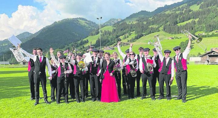 Jubel nach der Rangverkündigung: Die MG Gstaad wird Zweite in der Spielklasse Harmonie 2.