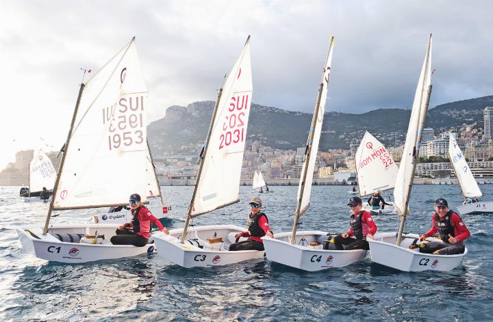 Nachwuchssegler des Gstaad Yacht Clubs beim Monaco Optimist Team Race vor der Küste von Monaco, bei dem das Team den dritten Rang belegte.    FOTOS: GYC