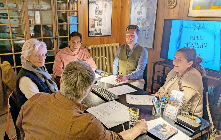 Oben: Ein engagierter Kreis im Yehudi-Menuhin-Museum: Die Vorstandsmitglieder Çetin Köksal (Präsident, Mitte), Erhan Köksal (Vizepräsident, 2. von rechts) und Lea Romang (Sekretärin/ Kassierin, rechts) diskutierten am Ende der Versammlung mit den Stimmberechtigten über die Zukunft des Vereins und seine Projekte. Im Hintergrund der Bildschirm, auf dem die digitalisierten Videos betrachtet werden können.
FOTOS: SONJA WOLF