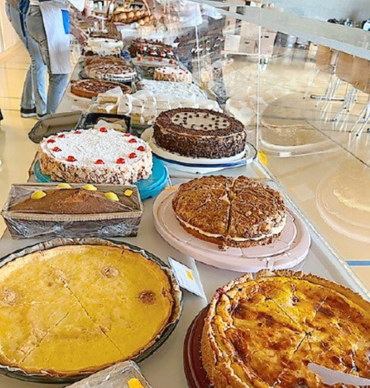 Kaffestube mit Kuchen.