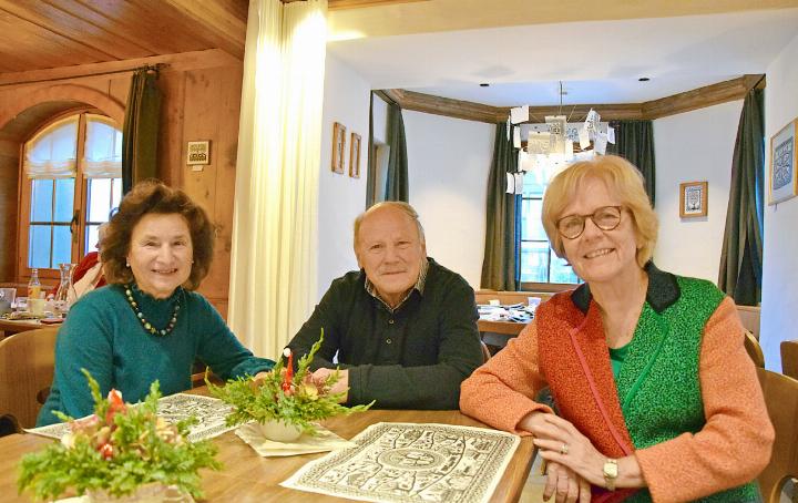 Susanne Perreten, Hansjörg Zahnd und Heidi von Siebenthal – von ihr stammt die Idee – am letzten «Sunntigs-Träff» in diesem Jahr. FOTO: ANITA MOSER