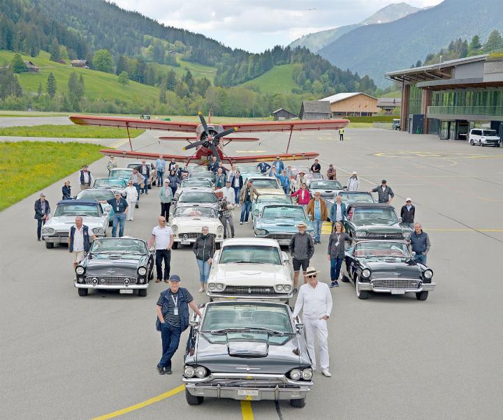 Stolze Besitzer:innen mit ihren rollenden Legenden – Gruppenbild der Thunderbirds. FOTOS: MARCO KELLENBERGER