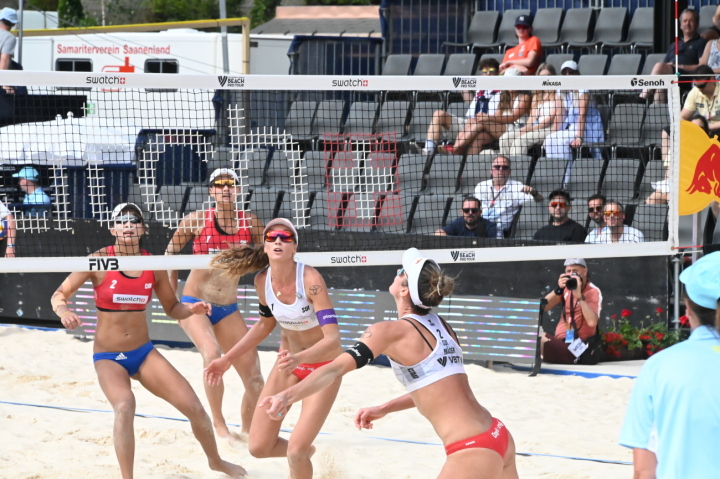 Alle Augen auf den Ball gerichtet: Anouk Vergé-Dépré und Joana Mäder bezwangen im letzten Gruppenspiel die Chinesinnen Xue/X. Y. Xia mit 21:19, 18:21 und 17:19. (Foto: AvS)