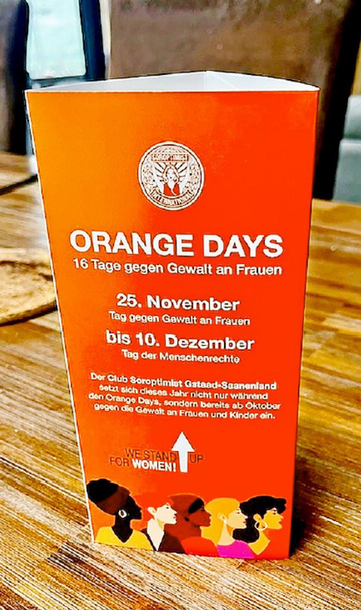 Orangefarbene Pappaufsteller machen in den heimischen Restaurants auf die kommenden Orange Days aufmerksam. Die Kürbissuppenaktion der Soroptimistinnen des Saanenlandes hat aber bereits begonnen. FOTO: ZVG