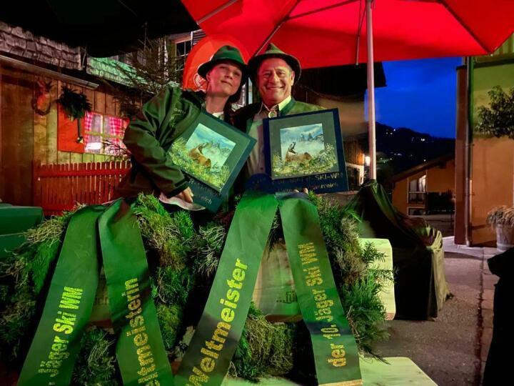 Jule Brake und Johnny von Grünigen präsentieren ihre Siegestrophäen als Jäger Ski Weltmeisterin und -weltmeister.   (Foto: zvg)