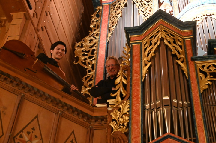 Orgel plus Cello ist gleich Wohlklang. Lukas Wittermann (links) und Roland Neuhaus mit ihren ­Instrumenten. (Foto: AvS)