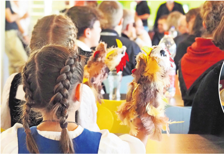 Die Mädchen mit ihren Saaner Werktagstrachten und Sonntagsfrisuren sowie den Hühnern, welche beim Showeffekt während des Auftritts zum Einsatz kamen.