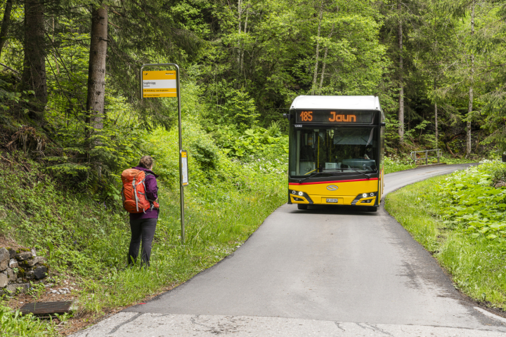 Bitte einsteigen! Die Fahrt von Saanen Bahnhof nach Abländschen, Zitbödeli, dauert mit dem Bus 51 Minuten. Foto: PostAuto AG  