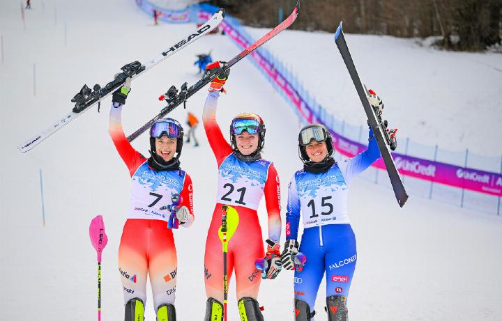 Sue Piller (Mitte) räumt weiterhin ab an den World University Games: Nach Gold und Silber folgt eine weitere Goldmedaille, diesmal im Slalom. FOTO: FISU