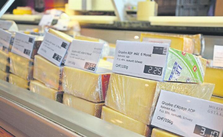 Die Molkerei Gstaad hat eine grosse Auswahl an Gruyère-Käsen in ihrer Theke, produziert selber aber keinen.