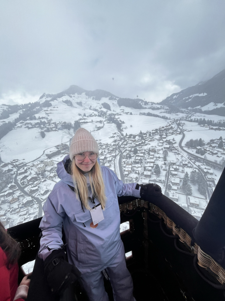 Glücklich stehe ich im Korb des Heissluftballons. FOTO: ZVG