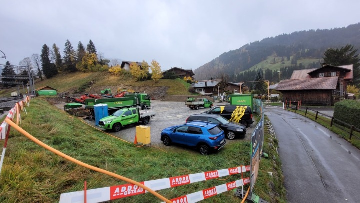 ie ersten Baumaschinen sind vor Ort, die Arbeiten am neuen Le-Rosey-Campus haben begonnen. (Foto: AvS)