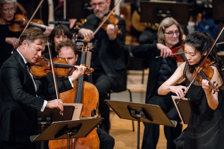 Renaud Capuçon als Orchesterchef und Solist in Personalunion. Da kann man schon einmal die zweite Geigenstimme – jene von Clara-Jumi Kang – aus den Augen verlieren. (Fotos: Rafael Faux)