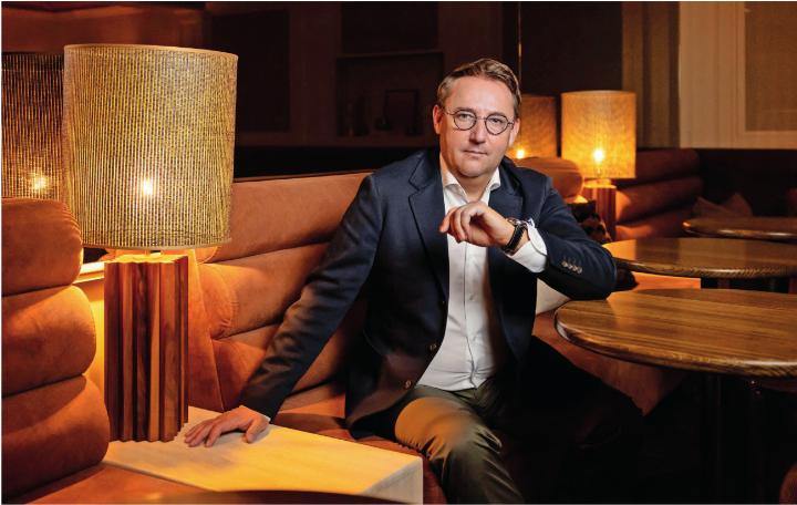 Der Direktor des Hotels Spitzhorn in Saanen. Er ist formbewusst, aber wenig formal, dabei sehr entgegenkommend und immer auf Menschen bezogen.    FOTOS: REMO NEUHAUS, BERN