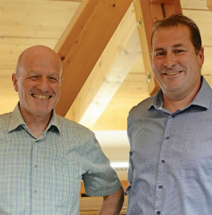 Roger Kohli (rechts) übernimmt ab Juli das Präsidium der Elektrizitätsgenossenschaft Gsteig von Simon Graa (links).   FOTO: JONATHAN SCHOPFER