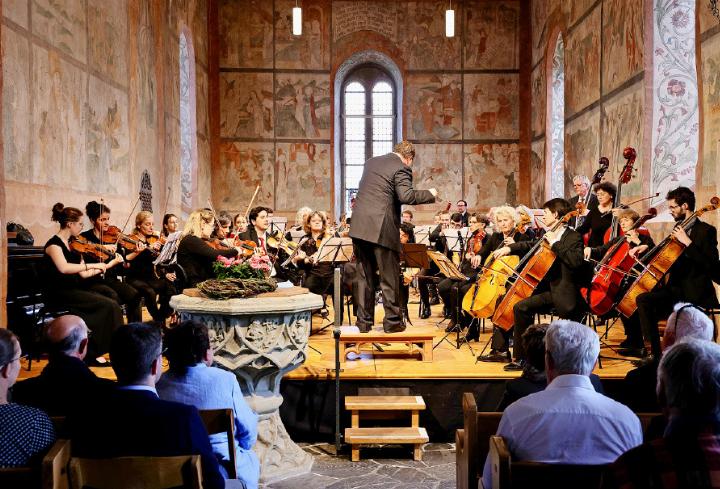 Das «Orchestra degli amici» mit Dirigent Michael Bach. FOTO: FRITZ WAMPFLER