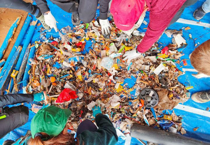 45 freiwillige Helfer:innen sammelten gemeinsam über 125 Kilogramm Abfall. FOTOS: ZVG