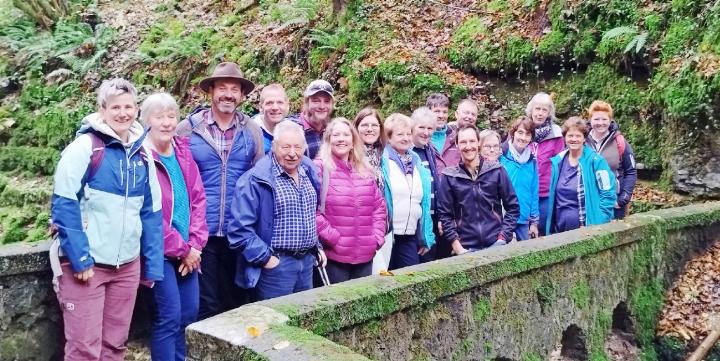 Die Theatergruppe «Beleidigti Brötli» mit Partner:innen auf Reisen. FOTO: ZVG