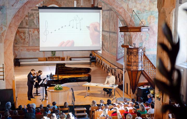 Livemusik mit Livekunst: Comiczeichner Zep (rechts) zeichnete, musikalisch begleitet vom Violinisten Renaud Capuçon und Pianisten Guillaume Bellom. FOTOS: RAPHAEL FAUX