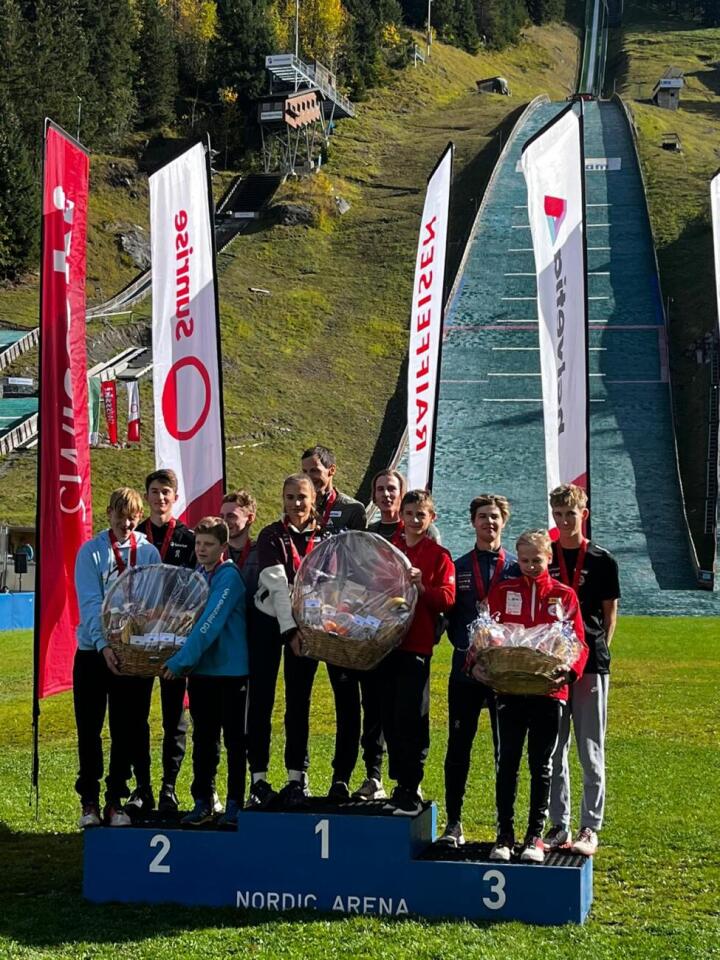 Das Podest der Skisprungteams im Grünen: Schweizermeister wurde das Team ZSSV 1 vor ZSV 1 und BOSV 1, zu dem Sandro Hauswirth (3. v.r.)gehörte. (Fotos:zvg/AvS)
