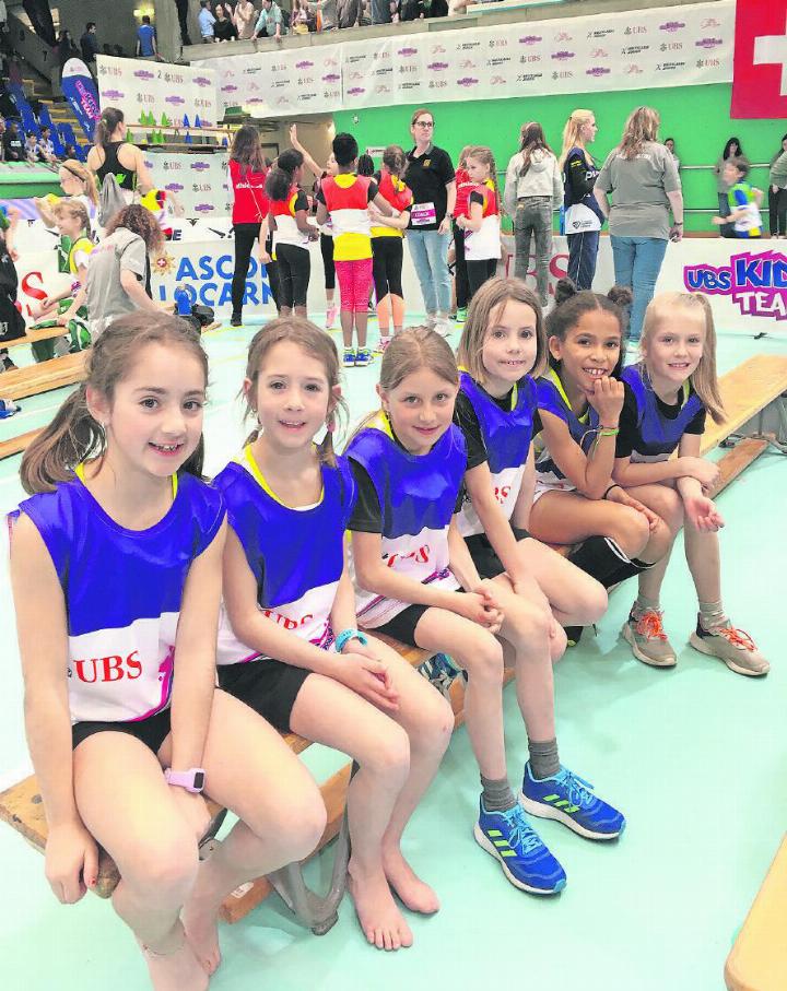 Gespanntes Warten auf den Biathlon: (von links) Melina, Liana, Mael, Emelie, Livia, Elena. FOTO: ZVG