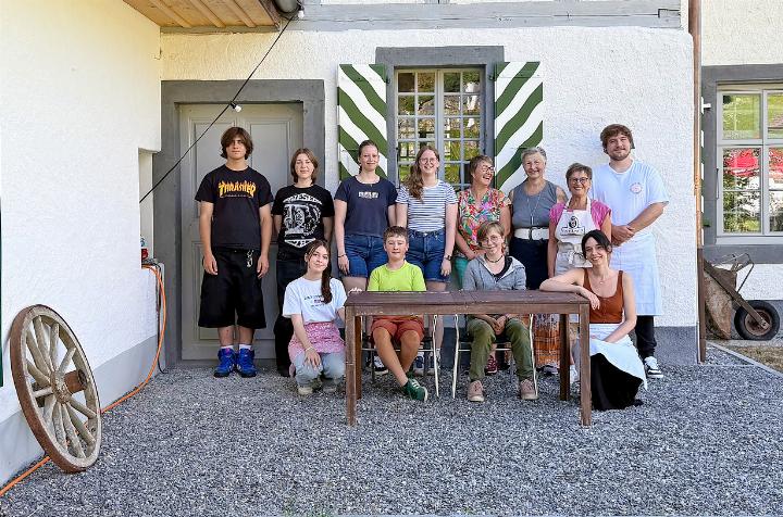 Das Küchenteam unter der Leitung von Severine Mermod (Fünfte von links, stehend) stellt die Backwaren nach ursprünglichen Rezepten her, damit sie anschliessend im Ofen gebacken werden können. FOTOS: TINA DOSOT