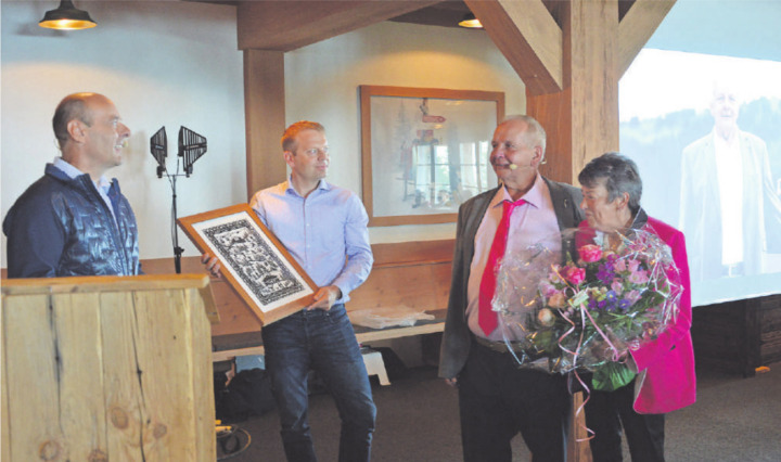 Matthias Matti (links) und Jan Brand (Mitte) beschenkten Heinz Brand mit einem Scherenschnitt und seine Frau Erika mit einem farblich abgestimmten Blumenstrauss. FOTO: BLANCA BURRI