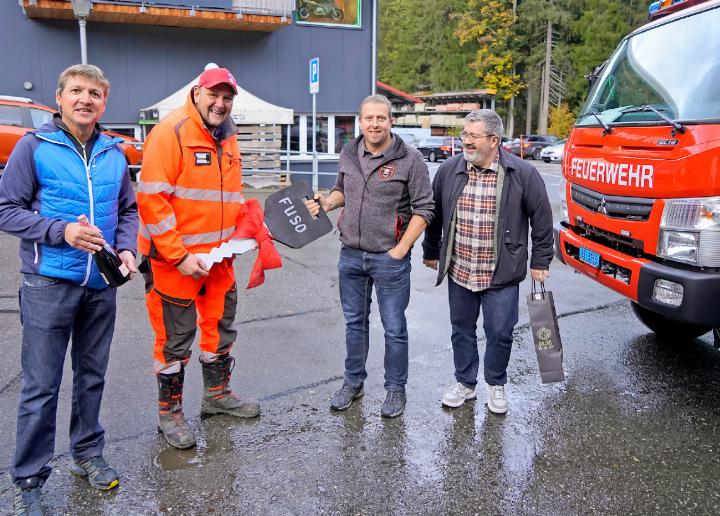 Die beiden Saaner Gemeinderäte Beat Gobeli und David Schmid übergeben dem Feuerwehrkommandanten Christian Gehret und Gemeinderat Toni Bühler den symbolischen Schlüssel. FOTOS: HANS BETTLER