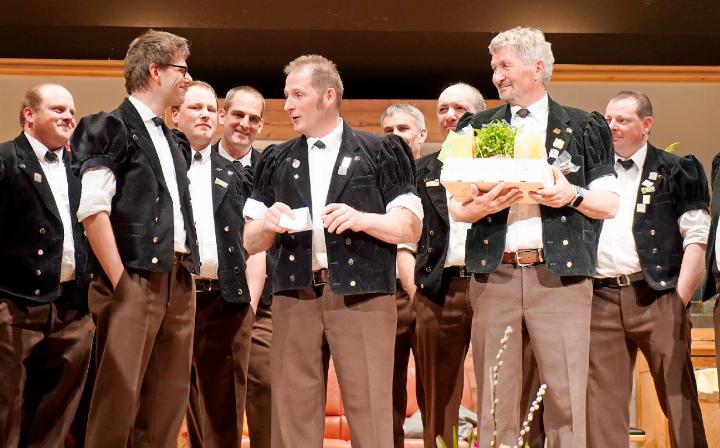 Präsident Benjamin von Grünigen (Mitte), der neue Dirigent und Nachfolger von Jürg Domke (rechts), Reto Stadelmann (links).