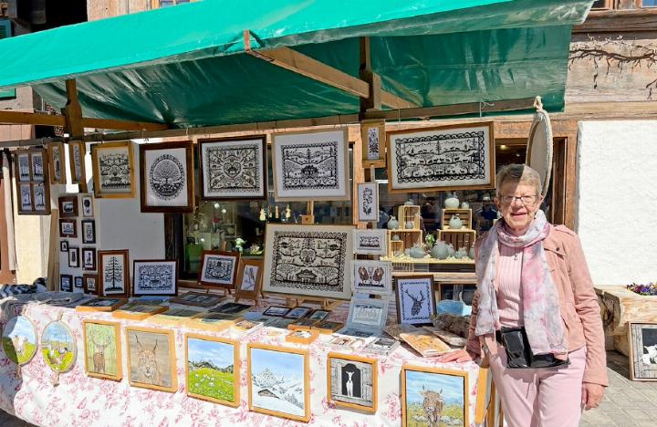 Die Marktstände präsentierten eine grosse Vielfalt: Kunst mit Christina Müller…