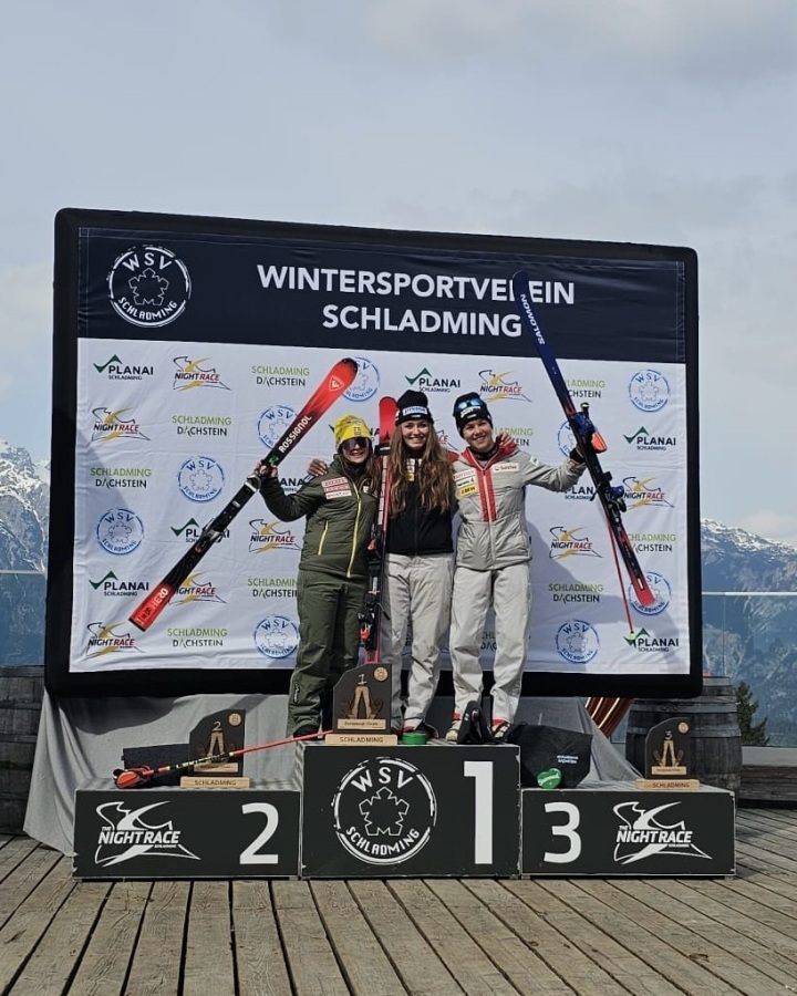 Sue Piller (SUI, Mitte) siegte in Schladming vor Sophie Nyberg (SWE, links) und Dania Allenbach (SUI). Foto: Swissski Sue Piller (SUI, Mitte) siegte in Schladming vor Sophie Nyberg (SWE, links) und Dania Allenbach (SUI). Foto: Swissski