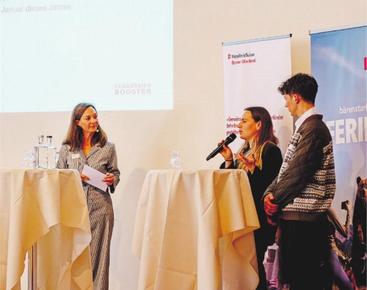 Iris Flückiger (links) im Gespräch mit den beiden Studierenden Janine Kaufmann und Johann Zurniwen.
FOTOS: VOLKSWIRTSCHAFT BERNER OBERLAND
