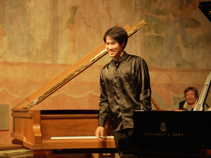 Bruce Liu zwischen den beiden Flügeln, die er am Schluss beide gleichzeitig bespielte. (Fotos: Gstaad Menuhin Festival)