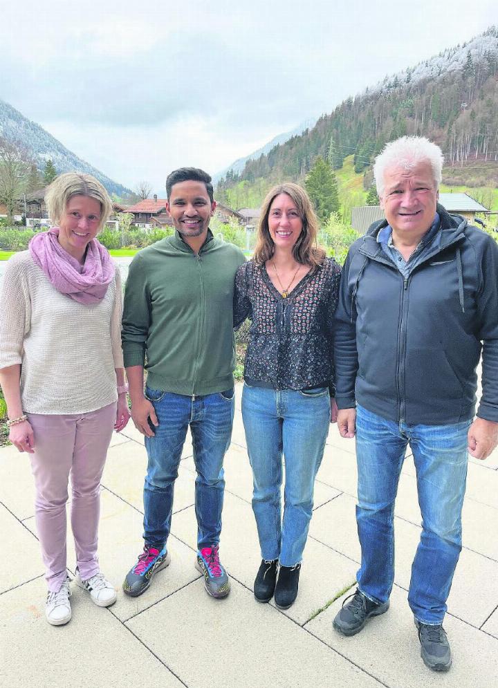 Die Geschäftsführenden des Sportzentrums Gstaad, Cornelia Walker (links) und Ruedi Kunz (rechts) mit Sathya und Linda Narayanan-Schwander, die neu die Sportzentrumsgastronomien pachten werden. FOTO: ZVG