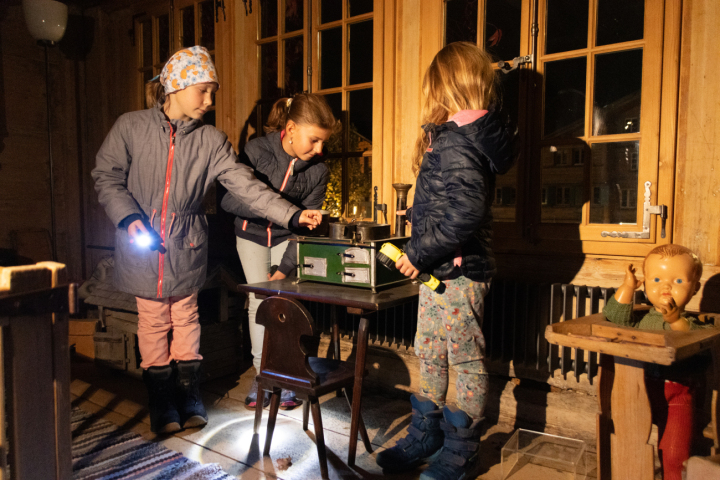 Die Kinder hatten viel Spass, mit der Taschenlampe die Spielküche zu entdecken. (Fotos: Erich Käser)