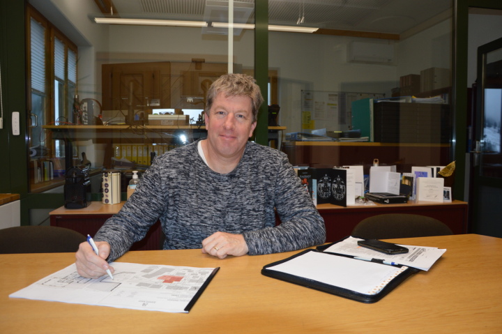Der Fachleiter Liegenschaftsverwaltung der Gemeinde Saanen, Kaspar Westemeier, erklärt die Änderungen zu den vorherigen Plänen. (Foto: AvS)