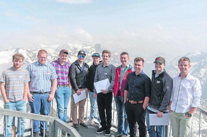 Die Lehrabgänger der Region Bern: v.l. Wendelin Aschwanden, Erik Bieri, Thomas Gertsch, Thibault Gremaud, Sandro Ramseyer, Nicolo Schenk, Pascal Scherz, Lars Streun, Marc Wälti, Silvan Zeller. FOTO: SEILBAHNEN SCHWEIZ