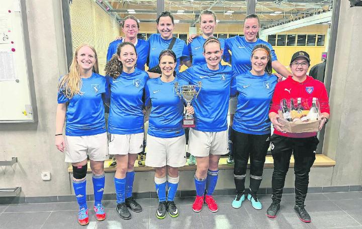 Die Siegerinnen des Frauenturniers, die «Smurfladys», bestehend aus Spielerinnen des FC Schüpfen. FOTOS: ZVG
