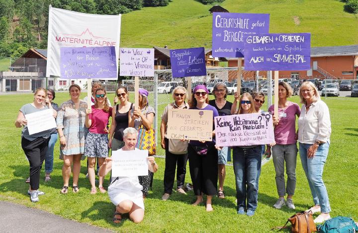 Die Frauen der Maternité Alpine zogen nicht nach Bern zum feministischen Streik, der am gleichen Tag stattfand, sondern zeigten ihre Parolen an der Landsgemeinde in Därstetten und kämpften für eine Zukunft des Geburtshauses in Zweisimmen. FOTOS: ZVG