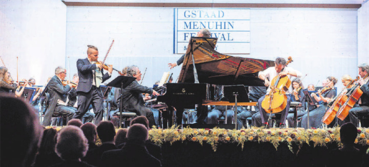 Der Violinist Dmitry Smirnov (links stehend) im Zusammenspiel mit dem Cellisten Edgar Moreau (rechts) und dem Pianisten Sergei Babayan. Vom Flügel halb verborgen Dirigent Vasily Petrenko. FOTOS: RAPHAEL FAUX/GSTAADPHOTOGRAPHY.COM
