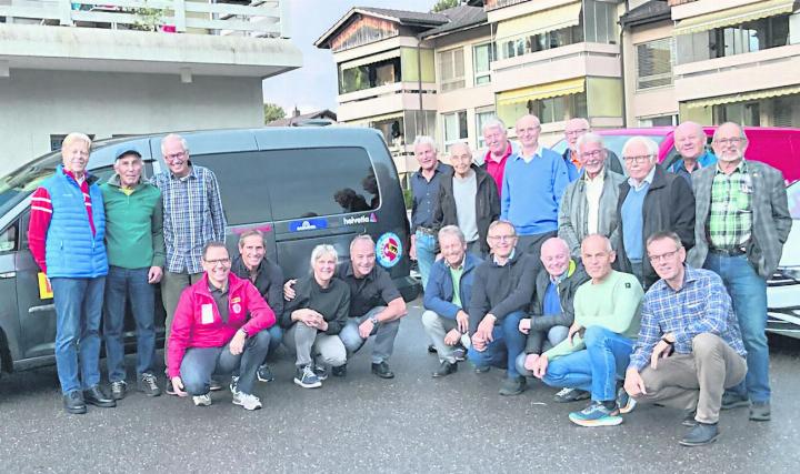 Am Herbsthöck des BOSV EX-KLUSIV Clubs tauschten sich die Clubmitglieder, unter ihnen Karl Eggen (links) und Christian von Siebenthal (3. v. l.), über Vergangenes und Aktuelles aus. FOTO: ZVG