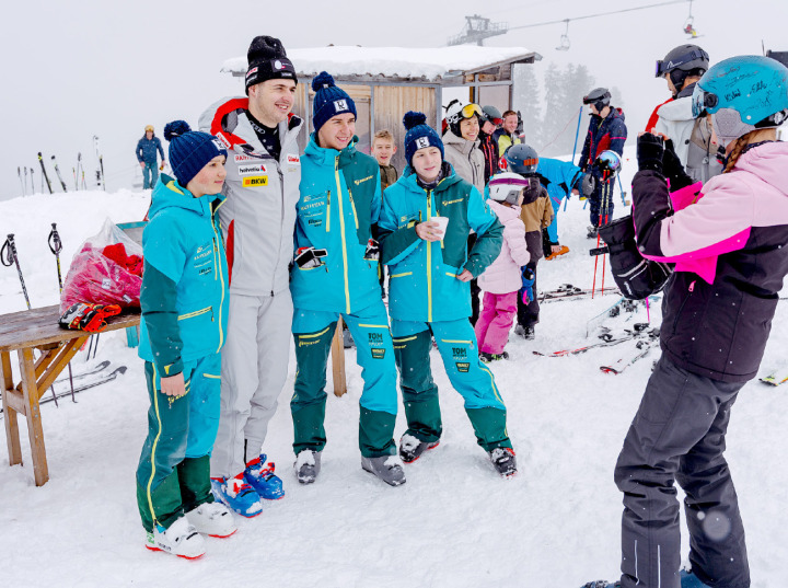 Nach seinem Lauf nahm sich Lars Rösti für alle Zeit und lächelte auf vielen Fotos. Die Fans genossen die Zeit mit dem Weltcupfahrer. FOTOS: MARCO MINNIG