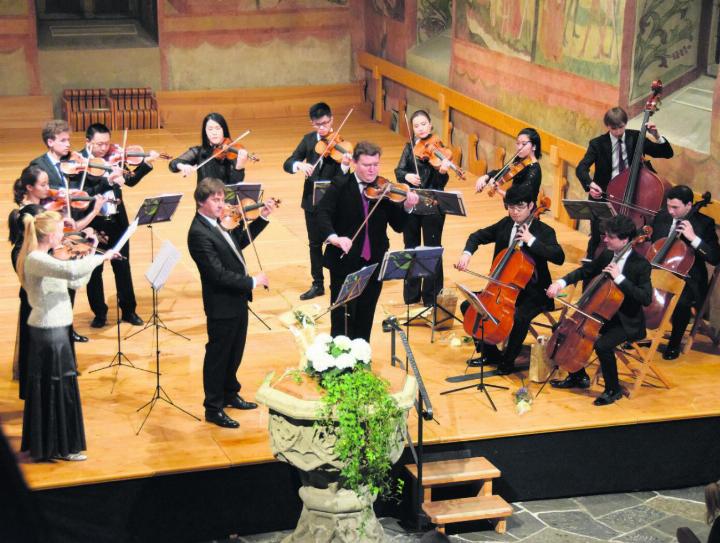 Student:innen der IMMA bei einem Konzert zum 20. Todestag von Lord Menuhin im Jahr 2019 in der Kirche Saanen. FOTO: ANITA MOSER