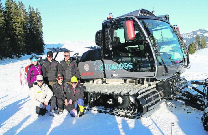 Der neue Prinoth Husky mit Gotte und Götti und seinen Piloten: v.l. Sonja Kurth, Joscha Burkhalter, Angelo Dänzer, Fabio Dänzer, Marcel Dänzer und Res Knöri. FOTO: ZVG