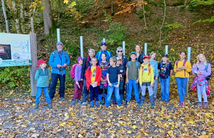 Die Teilnehmenden des Orfflagers auf dem Klangweg von Gstaad nach Saanen. FOTO: ZVG