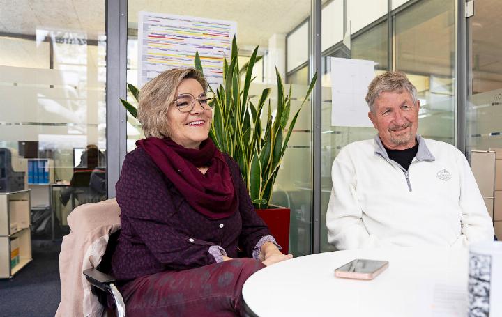 Das Bühnenstück «Soldat Vögeli» ist für Ruth und Jürg eine Herzensangelegenheit. Die Vorbereitungen für die Aufführung auf der Freilichtbühne laufen bereits auf Hochtouren. Das Bühnenstück «Soldat Vögeli» ist für Ruth und Jürg eine Herzensangelegenheit. Die Vorbereitungen für die Aufführung auf der Freilichtbühne laufen bereits auf Hochtouren.